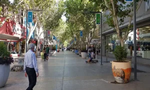 El comercio sanjuanino no define si abrirá por la tarde durante la semifinal de la Selección