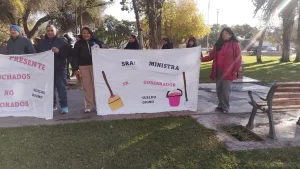 Trabajadores de servicios escolares presionan por mejoras salariales y advierten con medidas de fuerza