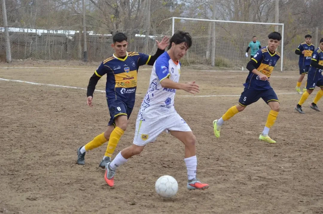 Cancha de fútbol con aficionados en las tribunas durante un partido de la Liga Sanjuanina
