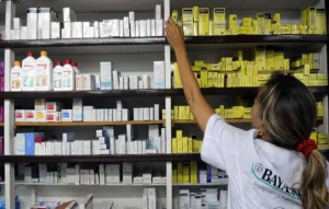 El desembarco de grandes cadenas de farmacias en San Juan sigue en pausa por trabas del mercado y la regulación
