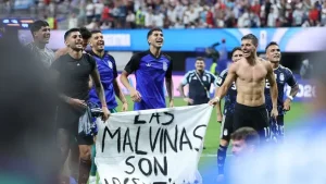 La historia de la bandera de Malvinas que terminó en manos de los jugadores argentinos