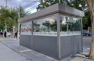 Detuvieron a dos adolescentes cuando intentaban robar un televisor de una parada inteligente en Rivadavia