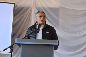Miodowsky desafió a los municipios a "achicar la planta política" y Riveros salió al cruce