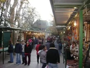 El Gobierno frenó por ahora el proyecto de restaurantes frente al Parque de Mayo y abrirá una mesa con los feriantes