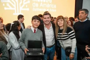 Orrego anunció la compra de más computadoras y puso el foco en la enseñanza de IA