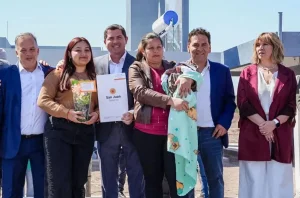 Orrego entregó 118 viviendas en Angaco y anunció otras 56 para fin de año