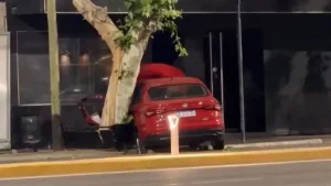 Caos y choque múltiple en la zona de bares de la Libertador: un conductor se dio a la fuga