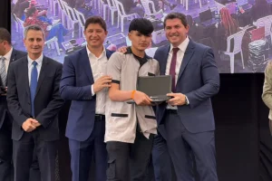 Orrego entregó más de 1.100 computadoras a estudiantes de Santa Lucía